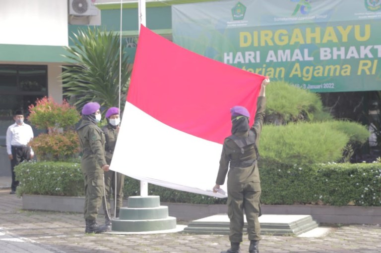 Memperingati Hari Amal Bhakti Kemenag RI Ke-76, IAIN Syekh Nurjati Cirebon Menggelar Upcara Bendera.