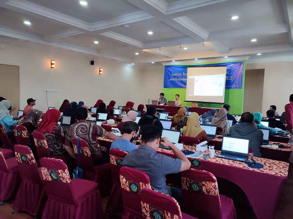 Pelatihan Tenaga Kependidikan IAIN Syekh Nurjati Cirebon Menggunakan Sistem Aplikasi Informasi Terpadu "E- Akademik "