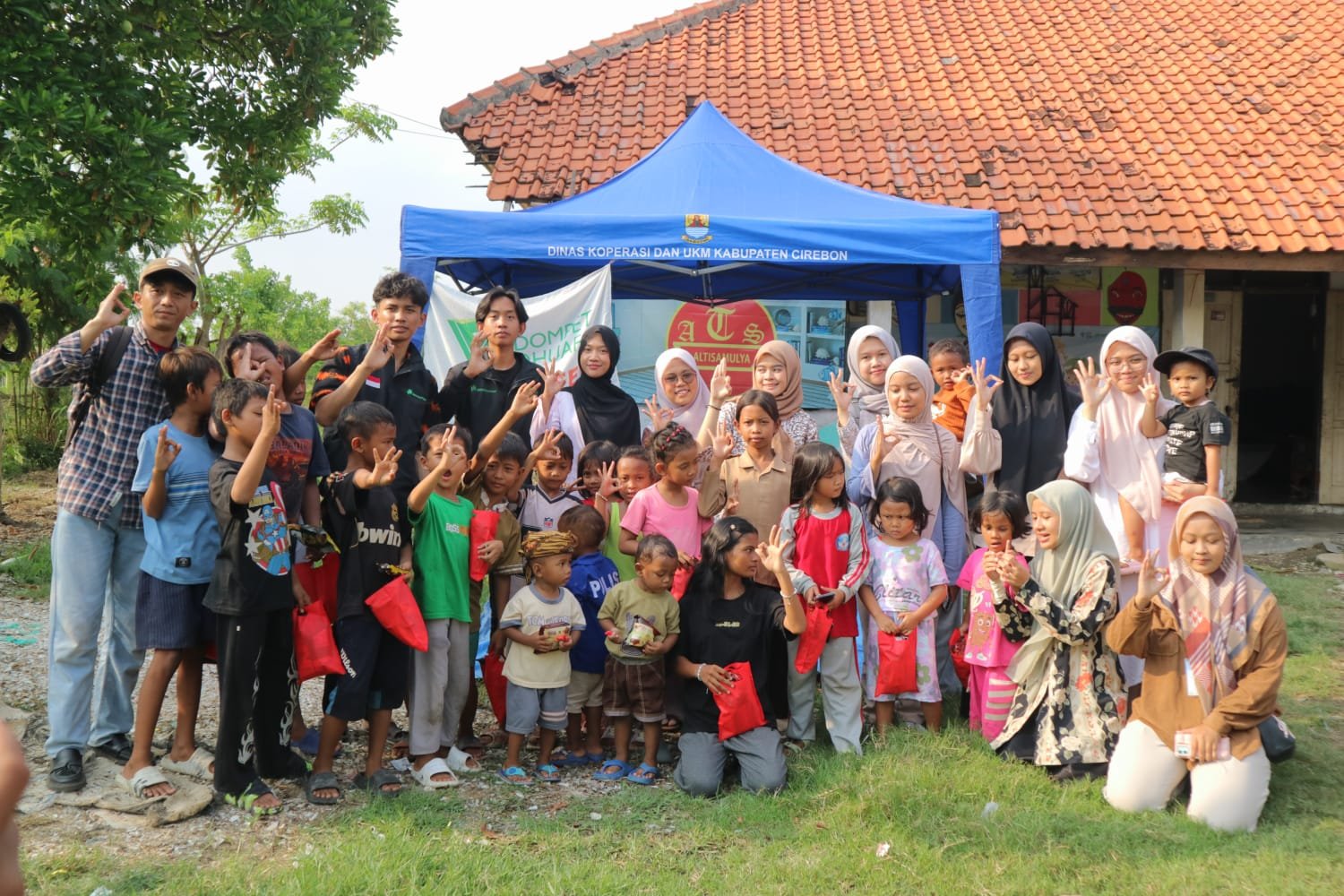 Mahasiswa Pariwisata Semester 5 Kelas B Gelar Edukasi Bahari di Pesisir Gunung Jati